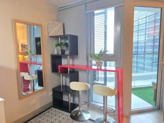 Urban Oasis at BGC Uptown Parksuites with Balcony 300mbps close to Uptown Mall Grand Hyatt Mitsukoshi and St Lukes - 4