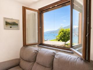 The Music of The Lake - Lake Front with three Bedrooms - 9