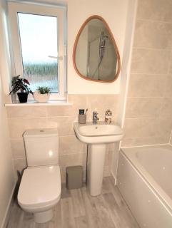 Stylish 2-Bed Home Workspaces & Parking - 6