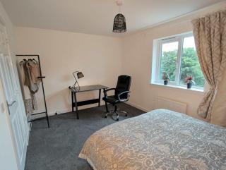 Stylish 2-Bed Home Workspaces & Parking - 5