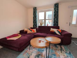 Stylish 2-Bed Home Workspaces & Parking - 2