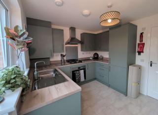 Stylish 2-Bed Home Workspaces & Parking - 1