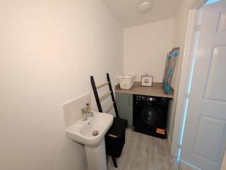 Stylish 2-Bed Home Workspaces & Parking - 2
