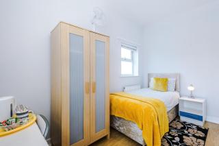Twin Room near Salford Royal Hospital & University of Salford with Free Parking by Kammili Properties - 6