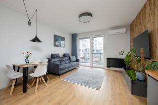 Spacious Apartment with a Balcony, Parking and Air-conditioning by Noclegi Renters - 3