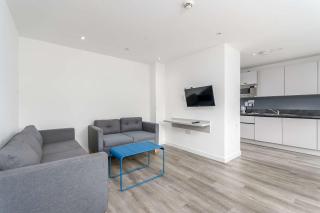 Modern Ensuite Room in Central Coventry - 8