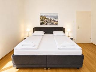 Central Vienna for Longstays, Comfy 1BR Apt with WIFI & TV - 2