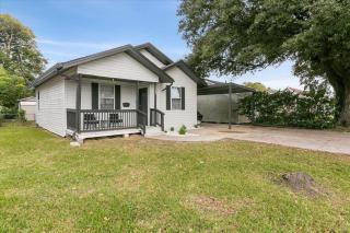 Charming 3-Bedroom Home in Groves - 0