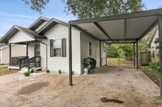 Charming 3-Bedroom Home in Groves - 2