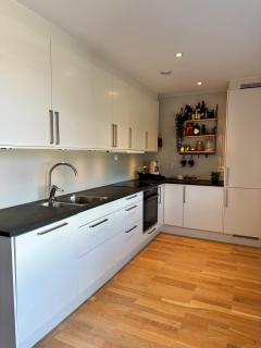 Entire 3-Bedroom Townhouse, 10 Minutes to ONS, Free Parking - 1