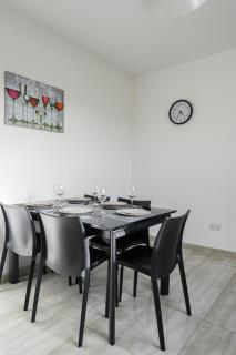 F6 Room 2, Private Room two single beds shared bathroom in shared Flat - 2