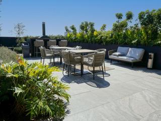 Design Suite Bathtub Rooftop Pool, Gym, BBQ - 5