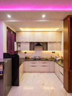 2BHK The AeroVibe Stay - Near Airport - Rooftop Flights View - 3