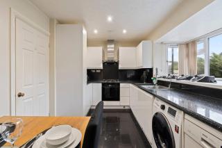 The Knight by Francha Stays - Sleeps 8 - 4