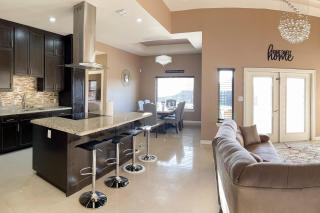 Pool, Patio & Yard: Chic South Texas Home - 8