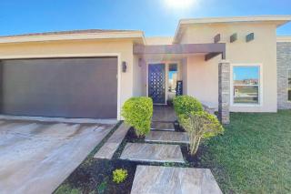 Pool, Patio & Yard: Chic South Texas Home - 4