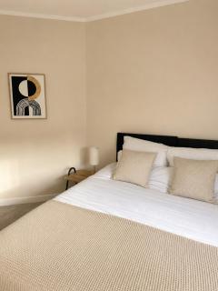 Cozy 3 BDR in Glasgow Sleeps 6 Parking - 2