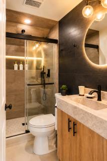 Bright King Suite, Massage Chair & Private Bath - 5