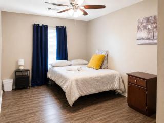 Minutes to NRG Stadium & Med Center & Downtown - 1