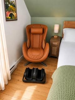 Bright King Suite, Massage Chair & Private Bath - 6