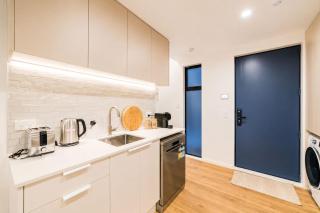 Modern City Stay w Private Patio Christchurch CBD - 7