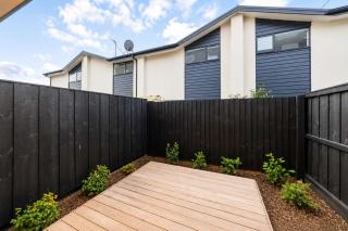 Modern City Stay w Private Patio Christchurch CBD - 4