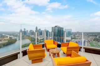 Downtown Skyline & Lake Views l Rooftop Pool - 2