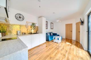 Nottingham Cabin Sleeps 4 - Parking & Patio - Nottingham - 4
