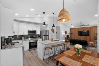 Charming 3BR home, 10 minutes to Pensacola Airport - 3