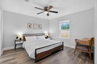 Charming 3BR home, 10 minutes to Pensacola Airport - 2