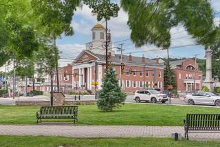 Boutique Mansion Studio in Downtown Bedford - 7