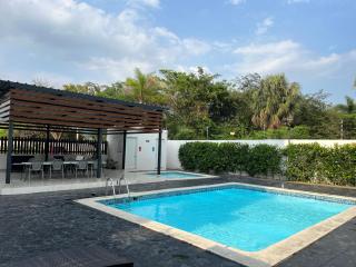 Spacious 3BR Apt Pool Parking Family Friendly - 3