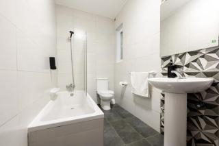 F3 Room 2, Private Room two single beds shared bathroom - 5