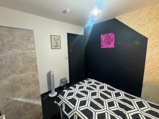 Stylish Double Bedroom Close to Derby City Centre - 9