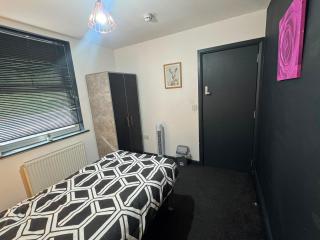 Stylish Double Bedroom Close to Derby City Centre - 8