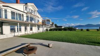 Tromsø Island Seafront Garden Suite - 9