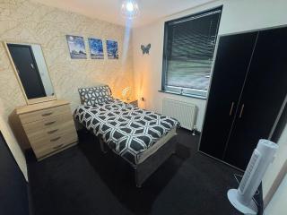 Stylish Double Bedroom Close to Derby City Centre - 6