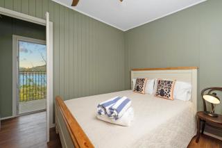 Geoffery Bay Beach House - 7