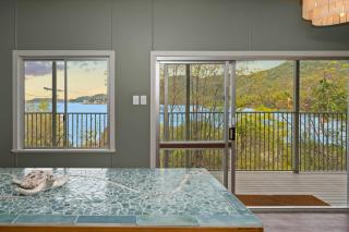 Geoffery Bay Beach House - 2