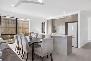 Modern 4BR Home near Park Ridge with Patio - 7