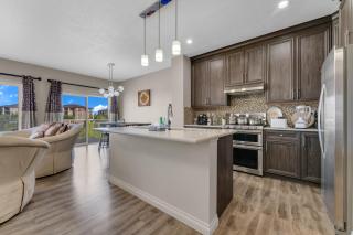 Stylish 4BR Walkout Theatre Pond Views Airport - 3