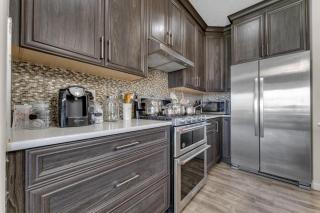 Stylish 4BR Walkout Theatre Pond Views Airport - 1
