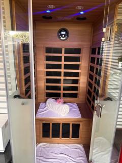 Wisteria Retreat Boutique Stay with Views & Sauna - 9