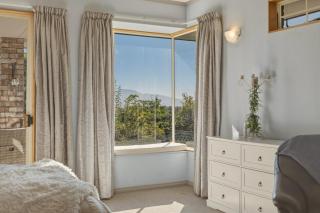 Wisteria Retreat Boutique Stay with Views & Sauna - 8