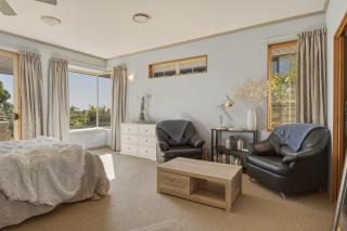 Wisteria Retreat Boutique Stay with Views & Sauna - 5