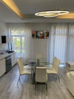 Golf Front Apartment B1, Airconditioned, Furnished , Pickup, 5 minutes Convention Centre - 1