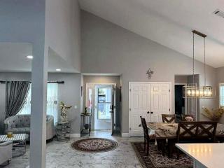 EV-Green Luxury Retreat, Fully Renovated & Comfort - 9