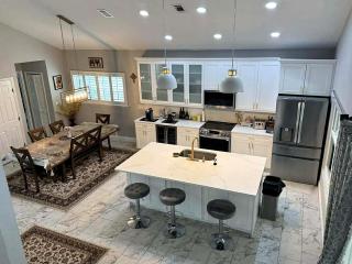 EV-Green Luxury Retreat, Fully Renovated & Comfort - 8