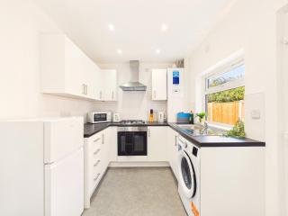 Nottingham Spacious Home 4 Bedroom Sleeps 7 Parking - 3