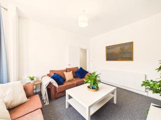Nottingham Spacious Home 4 Bedroom Sleeps 7 Parking - 7